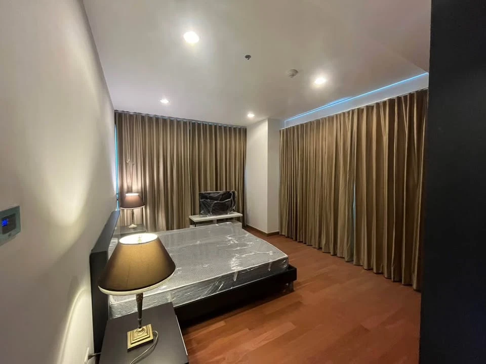 Condo for rent, The Address Chidlom. Spacious and comfortable unit with ample living space. Fully furnished with appliances. Book now, don't miss out!