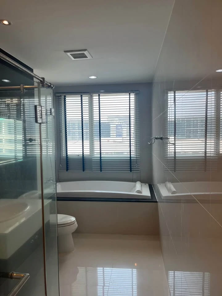 Condo for rent, The Address Chidlom. Spacious and comfortable unit with ample living space. Fully furnished with appliances. Book now, don't miss out!