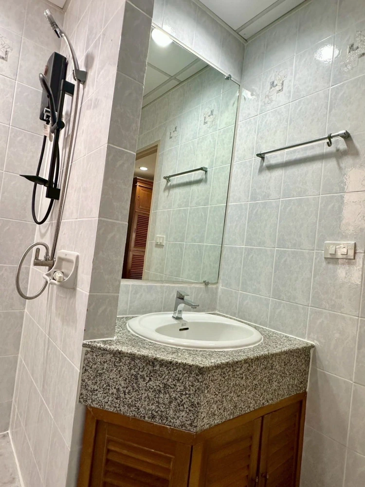 Condo for rent at Pathumwan Resort, 21st floor. Beautiful, spacious, and airy view. Two balconies for natural light and breeze. Book now!
