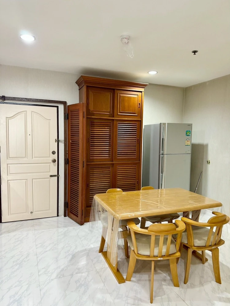 Condo for rent at Pathumwan Resort, 21st floor. Beautiful, spacious, and airy view. Two balconies for natural light and breeze. Book now!
