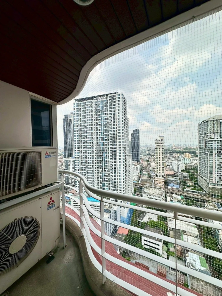Condo for rent at Pathumwan Resort, 21st floor. Beautiful, spacious, and airy view. Two balconies for natural light and breeze. Book now!