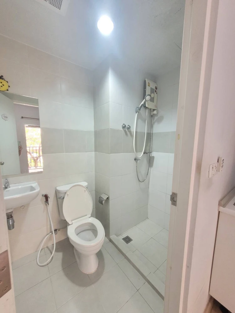 Condo for rent, Plum Condo Samakkhi, flat decorated room, white tone, 2nd floor, Building B, very cheap price, need to hurry up to rent