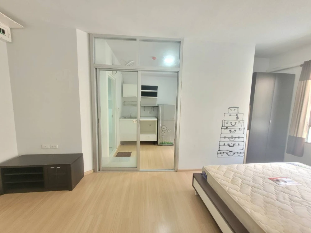 Condo for rent, Plum Condo Samakkhi, flat decorated room, white tone, 2nd floor, Building B, very cheap price, need to hurry up to rent