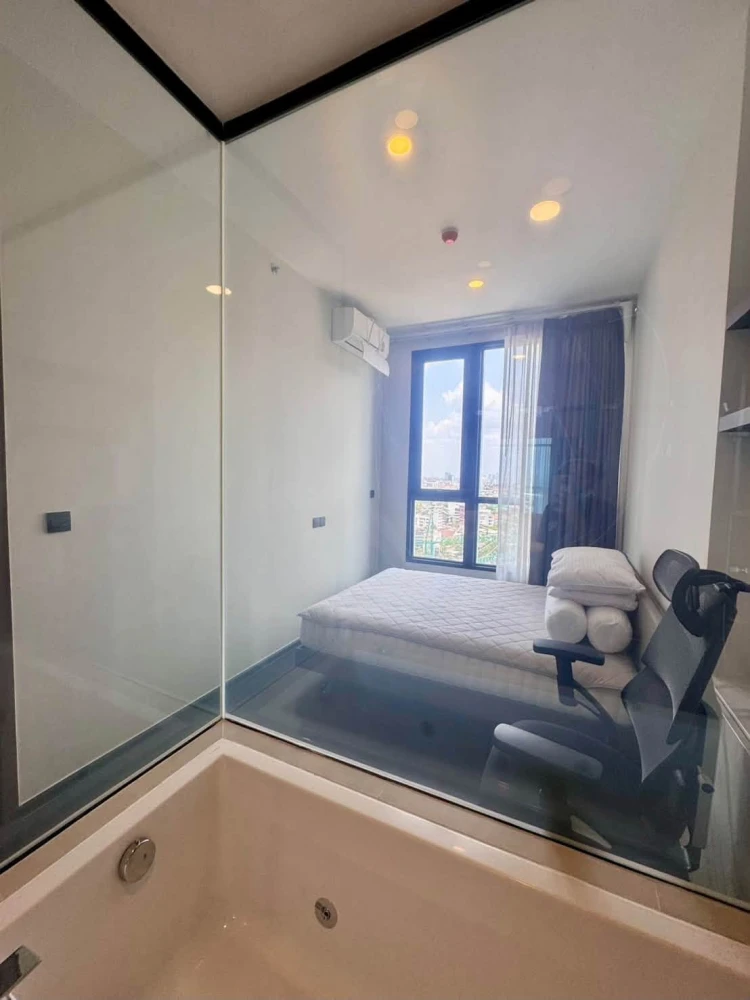 Condo for rent at Park Origin Thonglor. Spacious and comfortable unit with efficient use of space and a built-in walk-in closet. Book now!