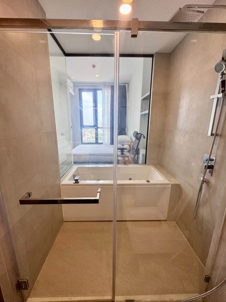 Condo for rent at Park Origin Thonglor. Spacious and comfortable unit with efficient use of space and a built-in walk-in closet. Book now!