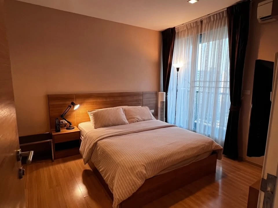 For sale or rent: Rhythm Phahol-Ari Condo, corner unit, quiet and well-ventilated, 23rd floor with high-floor views. Fully furnished. Book now!