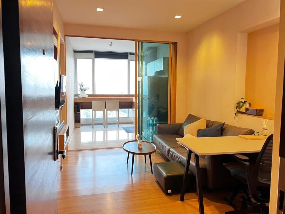 For sale or rent: Rhythm Phahol-Ari Condo, corner unit, quiet and well-ventilated, 23rd floor with high-floor views. Fully furnished. Book now!