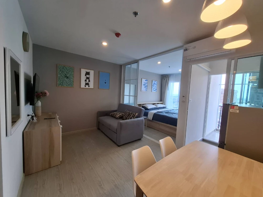 Condo for rent at Regent Home Bangna. The unit is partitioned into separate, well-defined zones. Amazing price! Book today! Don't wait!