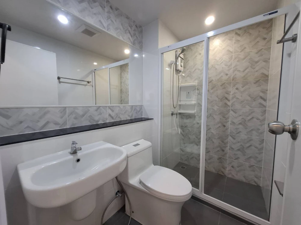 Condo for rent at Regent Home Bangna. The unit is partitioned into separate, well-defined zones. Amazing price! Book today! Don't wait!