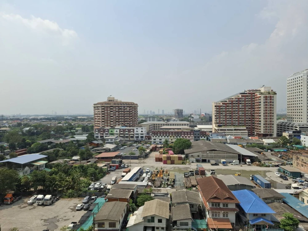 Condo for rent at Regent Home Bangna. The unit is partitioned into separate, well-defined zones. Amazing price! Book today! Don't wait!
