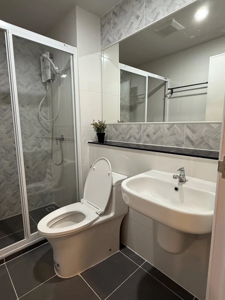 Condo for rent at Regent Home Bangna. The unit is partitioned into separate, clearly defined zones. Amazing price! Book now, don't miss out!
