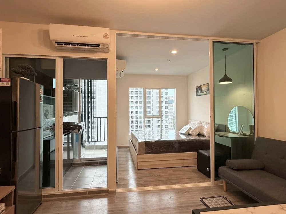 Condo for rent at Regent Home Bangna. The unit is partitioned into separate, clearly defined zones. Amazing price! Book now, don't miss out!