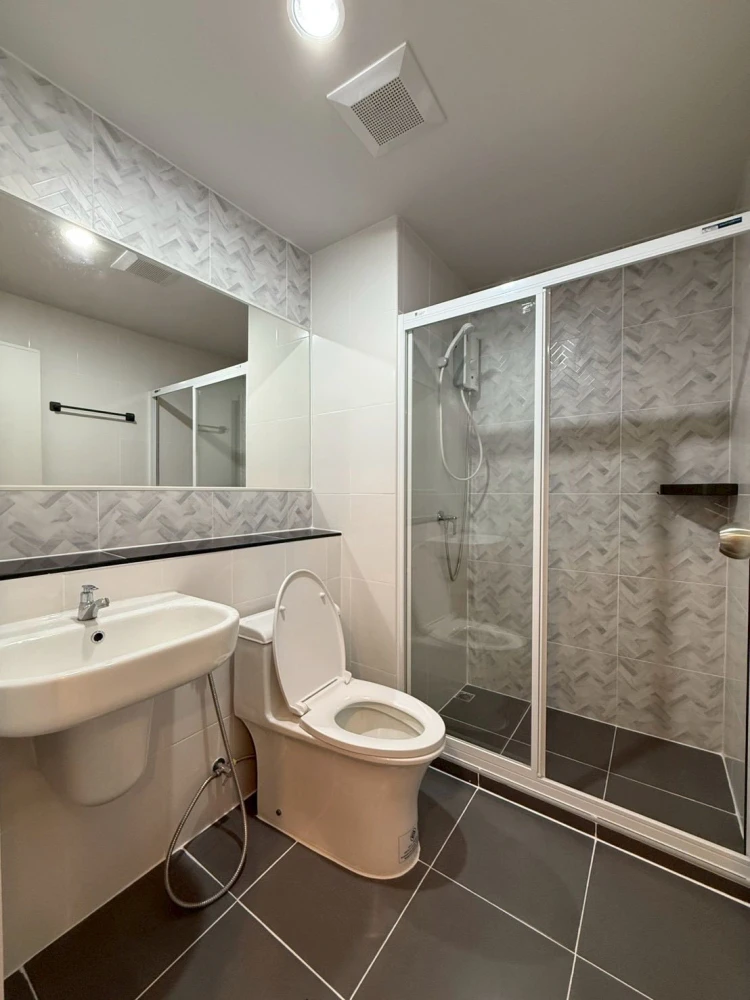 Condo for rent, Regent Home Bangna. Corner unit, private, fully furnished and ready to move in. Book today! Don't miss out!