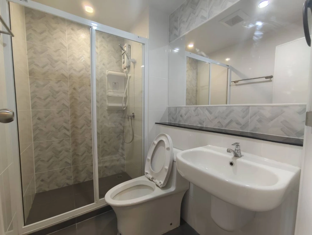 Condo for rent, Regent Home Bangna. Fully furnished and ready to move in. Complete amenities. Great price. Book now, don't miss out!