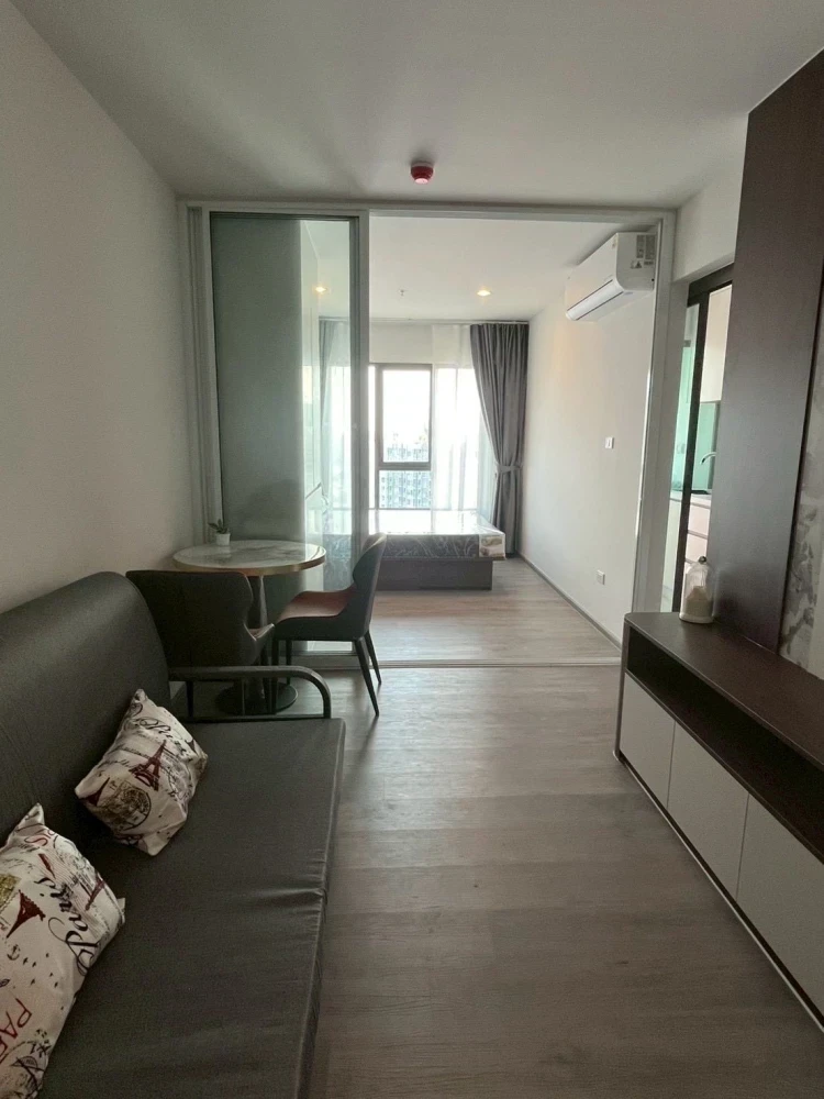 Condo for rent at Regent Home Wutthakat. The unit is partitioned into separate, clearly defined zones. Everything you need is here. Book now!