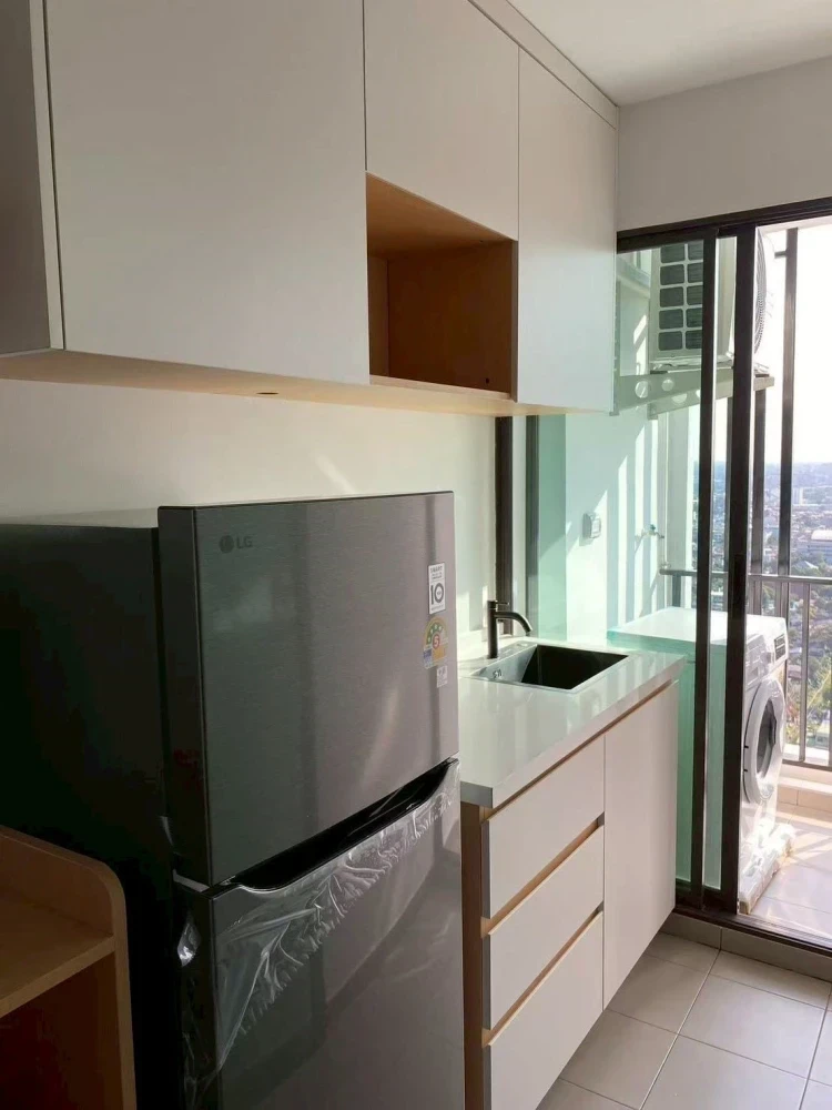 Condo for rent at Regent Home Wutthakat. The unit is partitioned into separate, clearly defined zones. Everything you need is here. Book now!