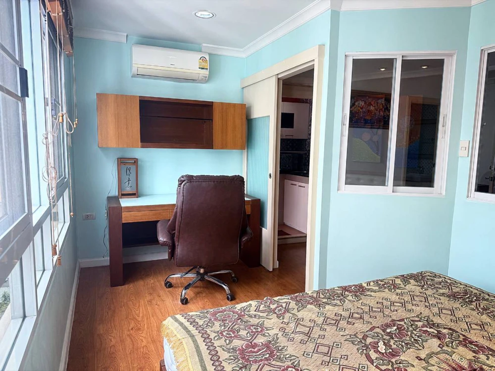 Condo for rent at Lumpini Suite Sukhumvit 41. Spacious rooms with ample living space. Convenient and fully equipped. Book now before you miss this opp
