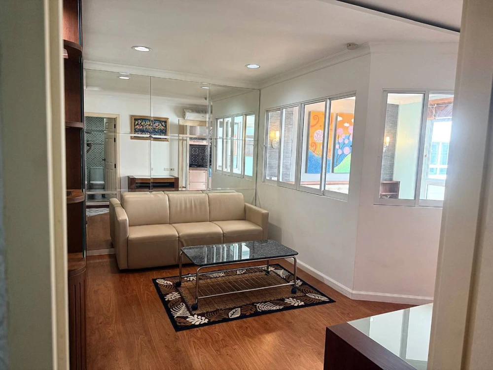 Condo for rent at Lumpini Suite Sukhumvit 41. Spacious rooms with ample living space. Convenient and fully equipped. Book now before you miss this opp