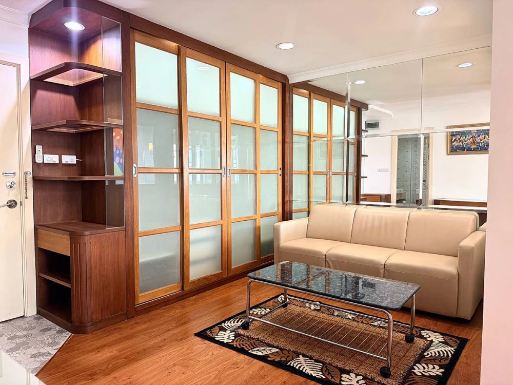 Condo for rent at Lumpini Suite Sukhumvit 41. Spacious rooms with ample living space. Convenient and fully equipped. Book now before you miss this opp
