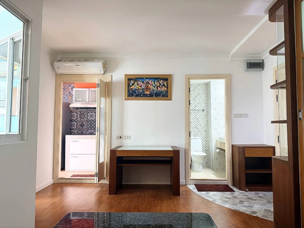Condo for rent at Lumpini Suite Sukhumvit 41. Spacious rooms with ample living space. Convenient and fully equipped. Book now before you miss this opp