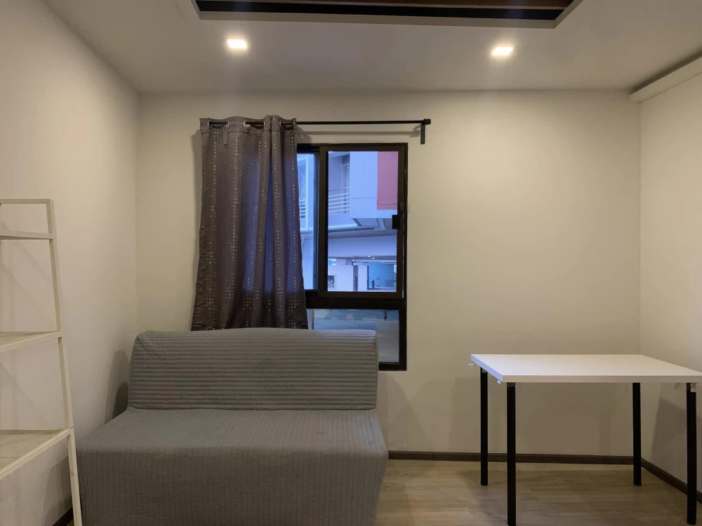 Condo for rent, Lumpini Place Narathiwat 24, corner room, private, not expensive, you must hurry to reserve before you miss out.