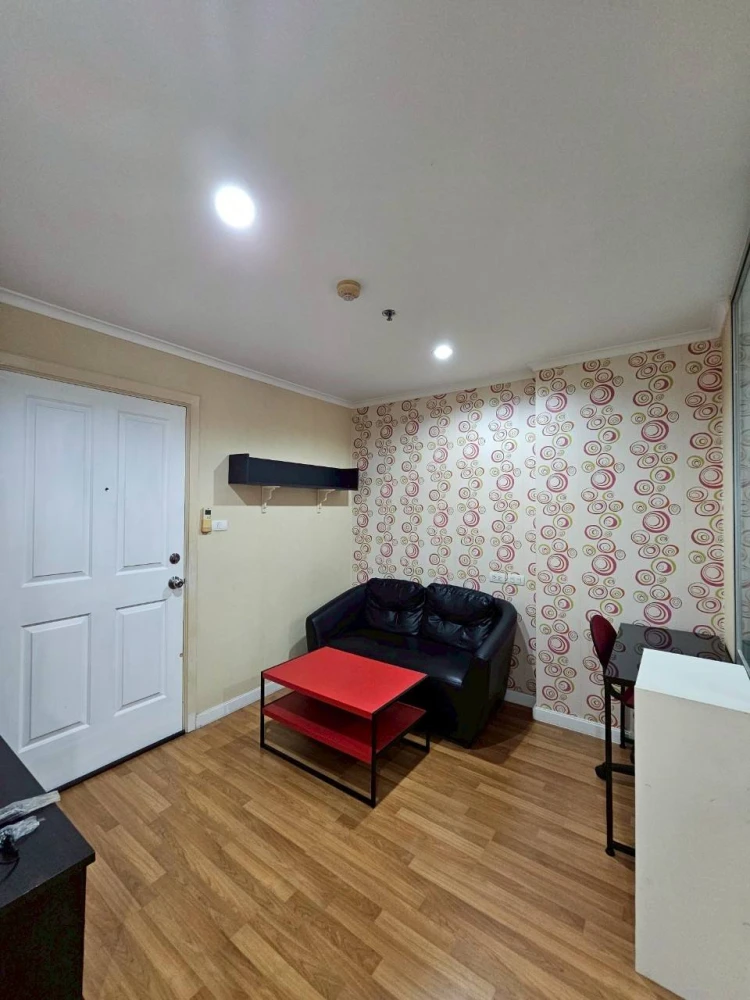 Condo for rent, Lumpini Place Ratchayothin, room with wallpaper throughout the room, very good price, hurry up and reserve it, don't miss out.