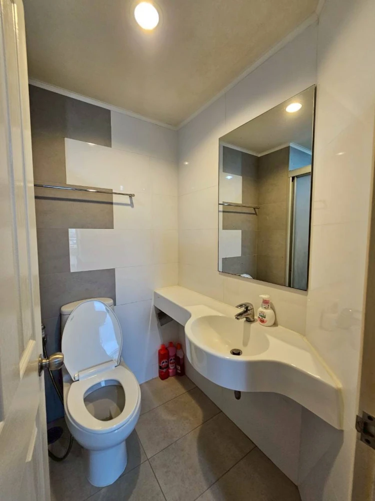 Condo for rent, Lumpini Place Ratchayothin, room with wallpaper throughout the room, very good price, hurry up and reserve it, don't miss out.