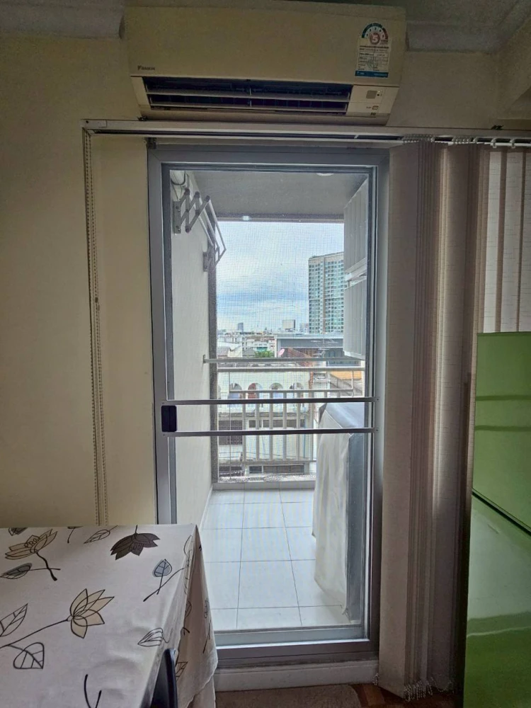 Condo for rent, Lumpini Place Ratchayothin, room with wallpaper throughout the room, very good price, hurry up and reserve it, don't miss out.