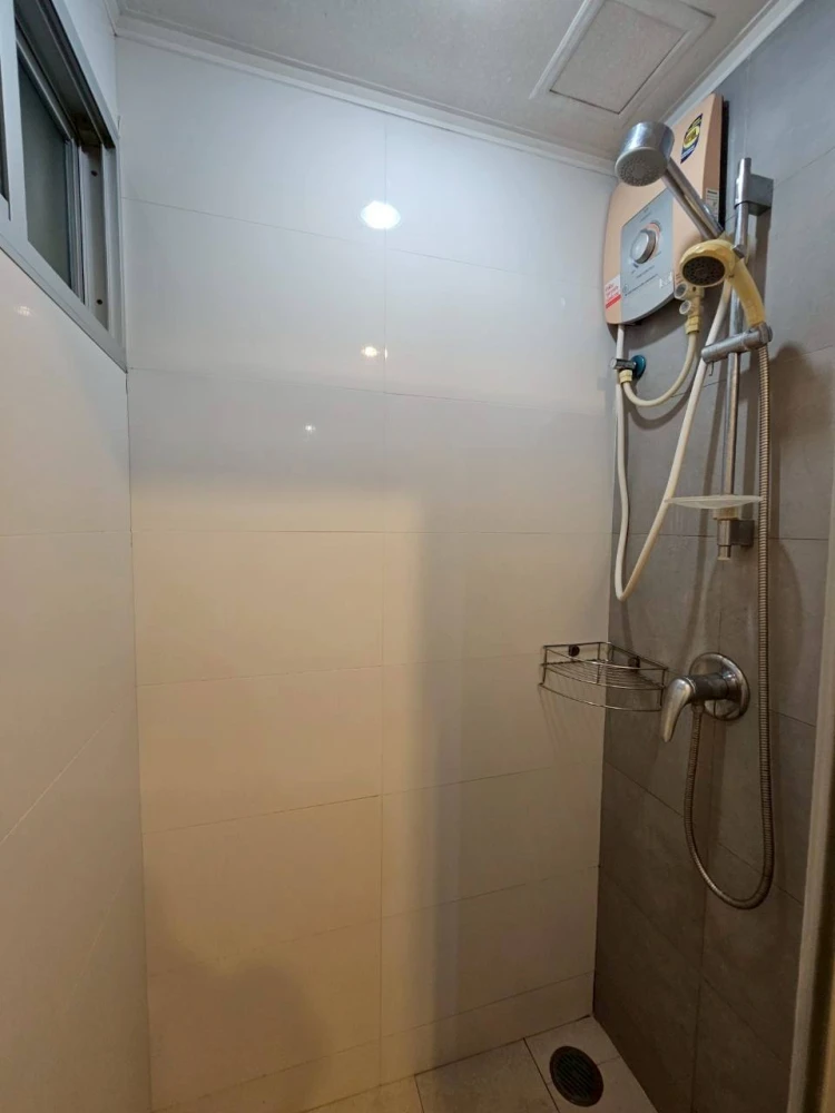 Condo for rent, Lumpini Place Ratchayothin, room with wallpaper throughout the room, very good price, hurry up and reserve it, don't miss out.