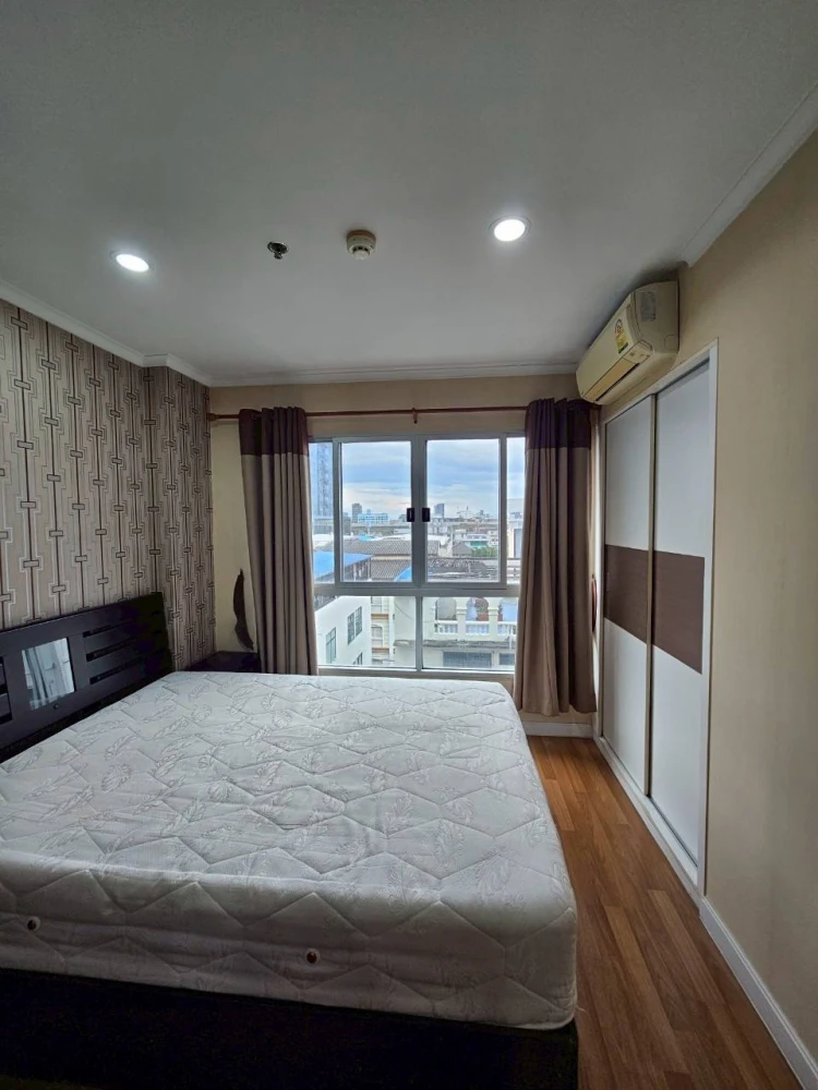 Condo for rent, Lumpini Place Ratchayothin, room with wallpaper throughout the room, very good price, hurry up and reserve it, don't miss out.