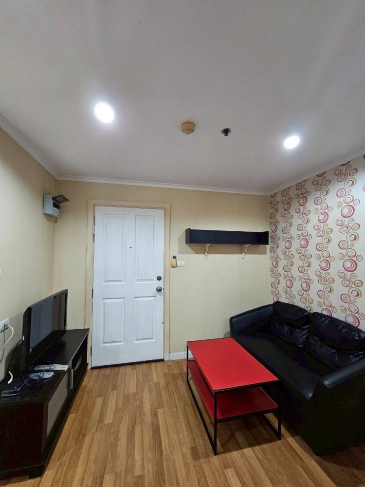 Condo for rent, Lumpini Place Ratchayothin, room with wallpaper throughout the room, very good price, hurry up and reserve it, don't miss out.