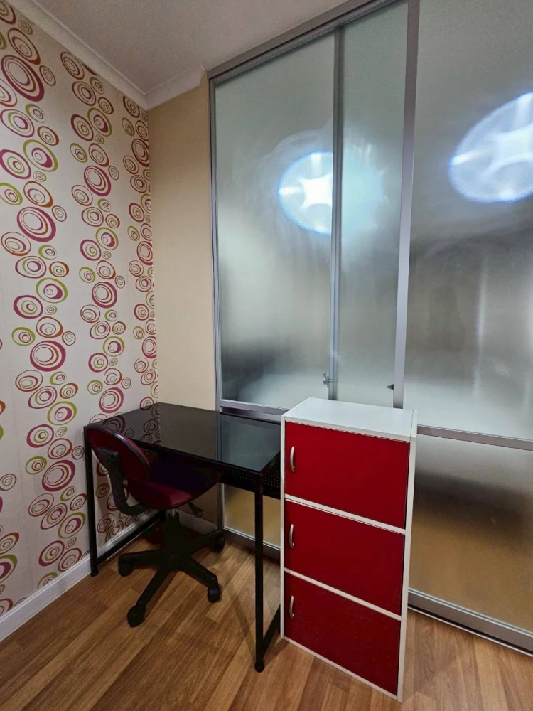 Condo for rent, Lumpini Place Ratchayothin, room with wallpaper throughout the room, very good price, hurry up and reserve it, don't miss out.