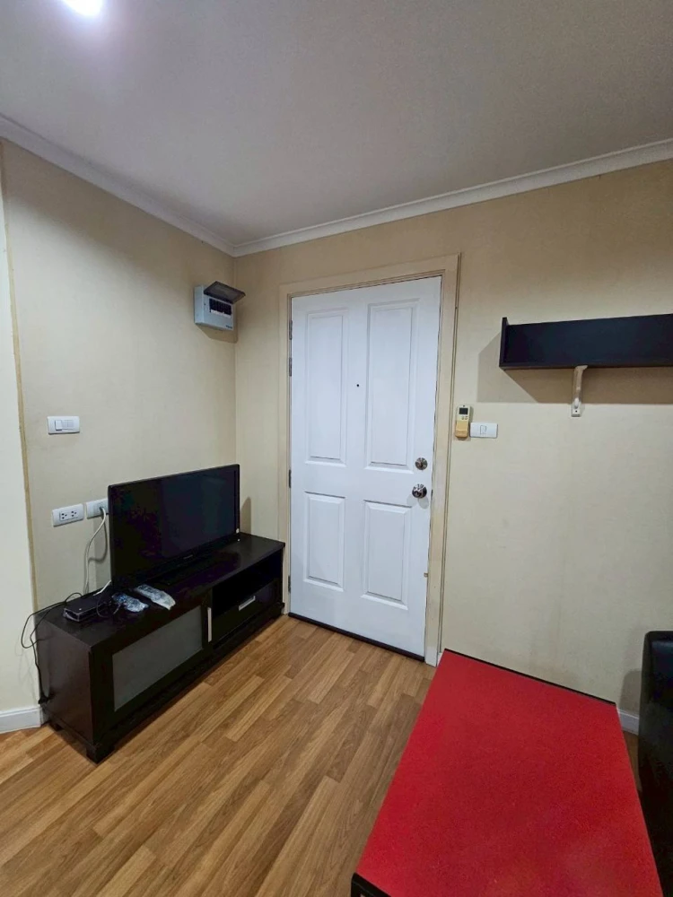 Condo for rent, Lumpini Place Ratchayothin, room with wallpaper throughout the room, very good price, hurry up and reserve it, don't miss out.
