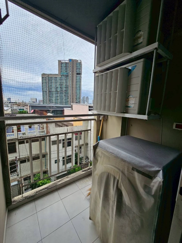 Condo for rent, Lumpini Place Ratchayothin, room with wallpaper throughout the room, very good price, hurry up and reserve it, don't miss out.