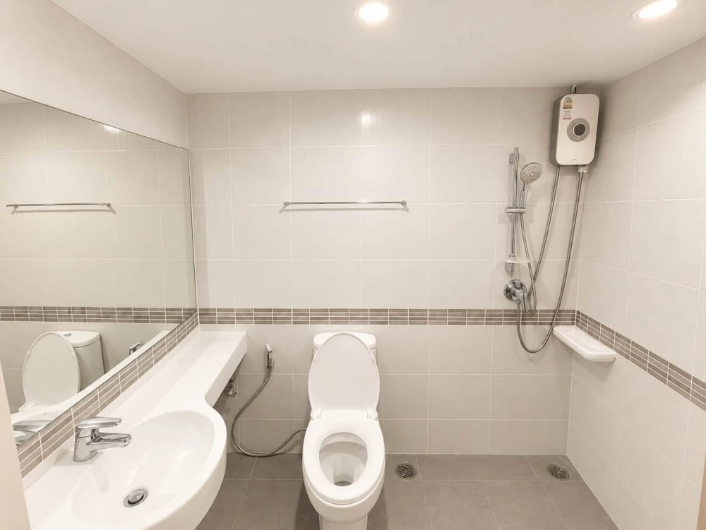 Condo for rent at Lumpini Place Srinakarin – Hua Mak Station. The unit is move-in ready and comes with full amenities—book now before it’s gone!