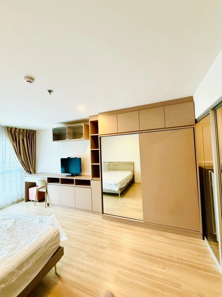Condo for rent at Lumpini Ville Chaengwattana – Pakkret Station. Spacious, bright, and airy room with high ceilings, not cramped, and clearly separate