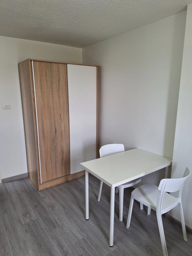 Condo for rent, corner unit, Lumpini Condo Town Romklao-Suvarnabhumi, 5th floor, unobstructed view behind the project, good ventilation, not facing ot