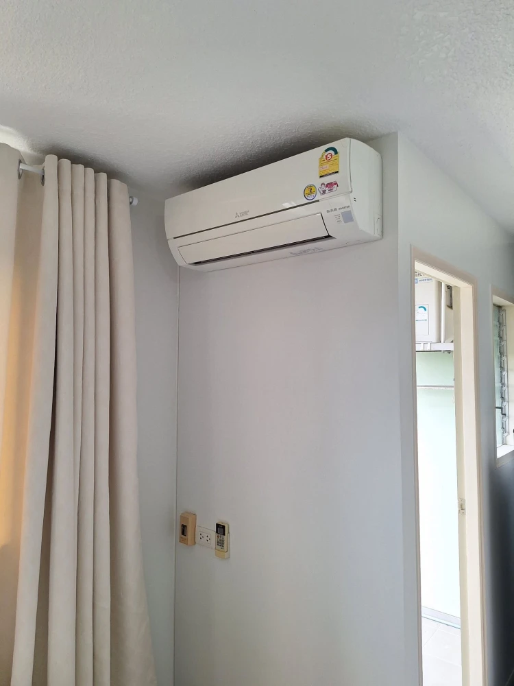 Condo for rent, corner unit, Lumpini Condo Town Romklao-Suvarnabhumi, 5th floor, unobstructed view behind the project, good ventilation, not facing ot