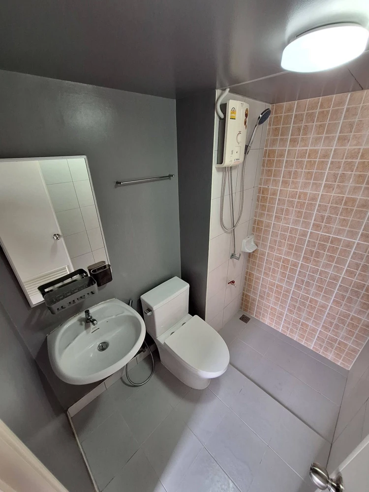 Condo for rent, corner unit, Lumpini Condo Town Romklao-Suvarnabhumi, 5th floor, unobstructed view behind the project, good ventilation, not facing ot
