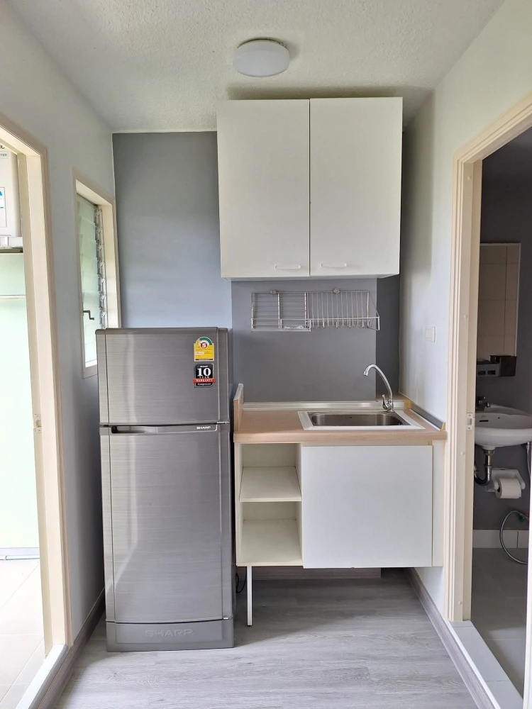 Condo for rent, corner unit, Lumpini Condo Town Romklao-Suvarnabhumi, 5th floor, unobstructed view behind the project, good ventilation, not facing ot