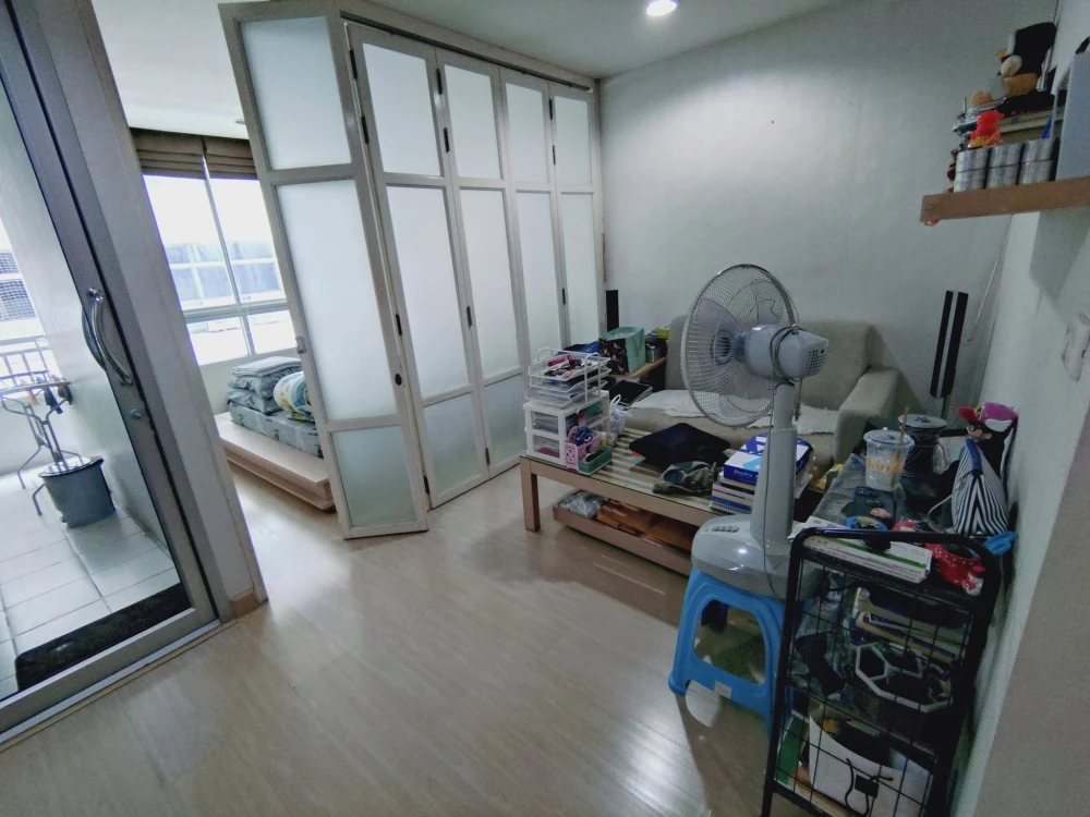 Condo for rent at The Station Sathorn-Bangrak. Spacious and comfortable unit with ample living space. Convenient and fully equipped. Book now!