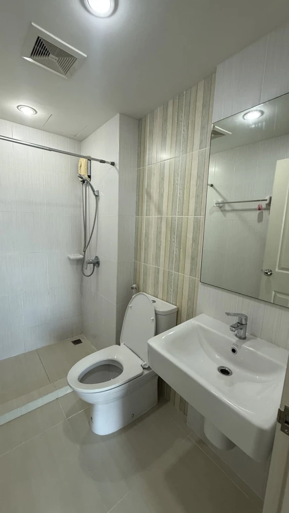 Condo for rent at The Cube Pracha Uthit. Airy and comfortable atmosphere with cool breezes and excellent ventilation. Pool-facing view. Book now!
