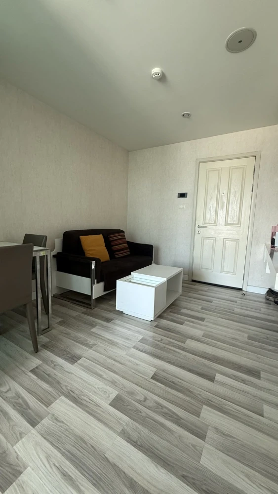 Condo for rent at The Cube Pracha Uthit. Airy and comfortable atmosphere with cool breezes and excellent ventilation. Pool-facing view. Book now!