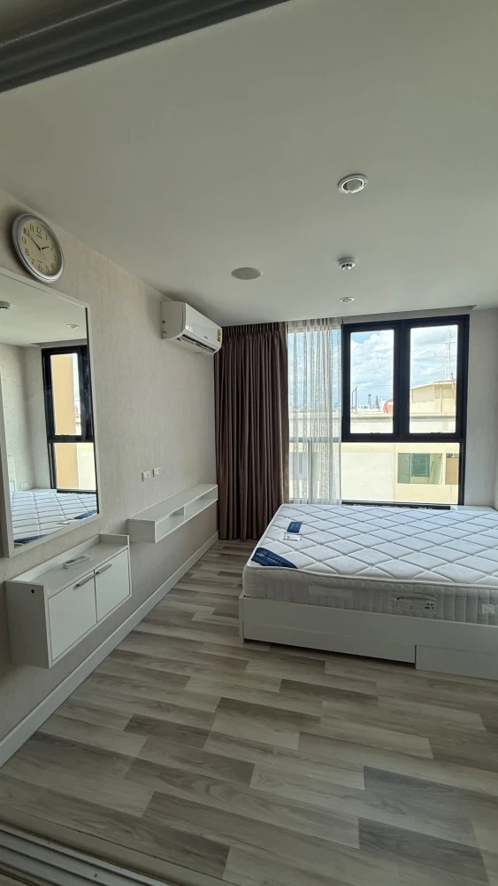 Condo for rent at The Cube Pracha Uthit. Airy and comfortable atmosphere with cool breezes and excellent ventilation. Pool-facing view. Book now!
