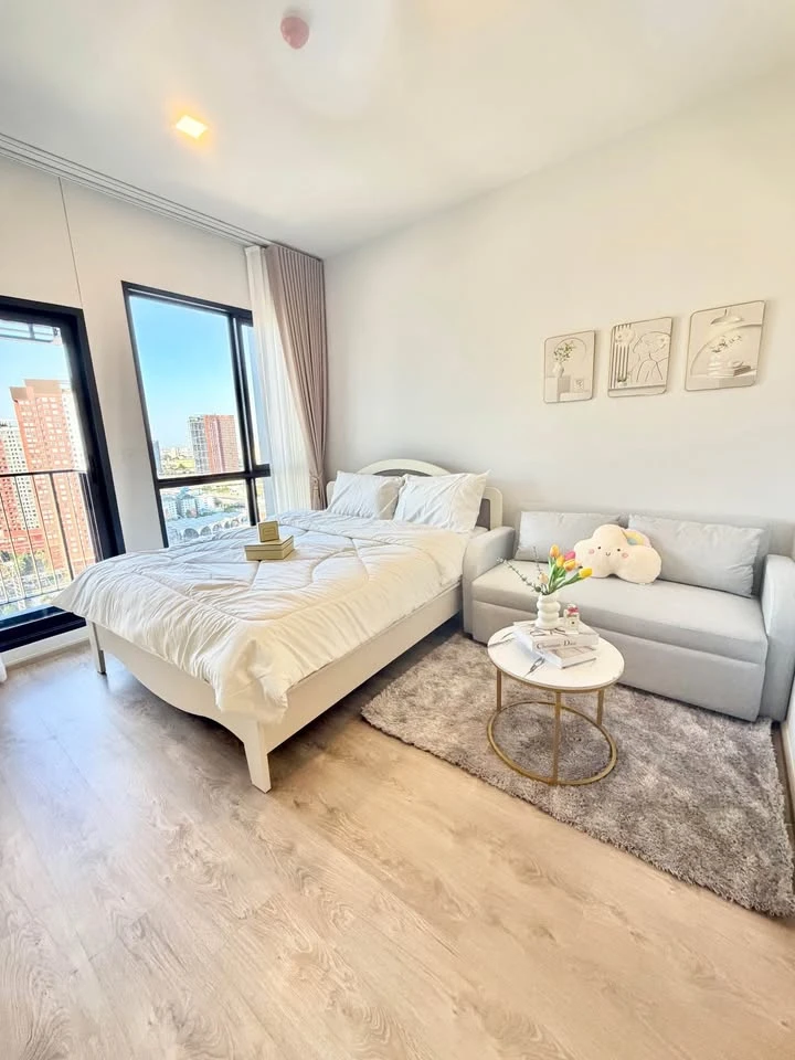 Condo for rent at The Tree Pattanakarn-Ekkamai. Nice, comfortable white-themed room at an affordable price. Just bring your belongings and move in!