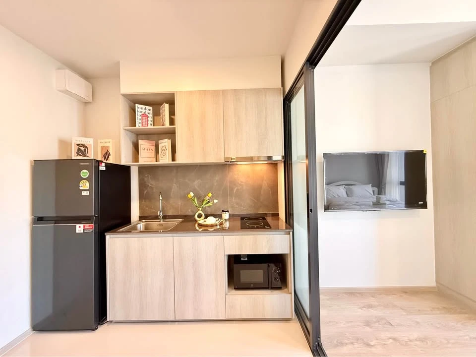 Condo for rent at The Tree Pattanakarn-Ekkamai. Nice, comfortable white-themed room at an affordable price. Just bring your belongings and move in!