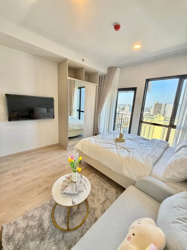 Condo for rent at The Tree Pattanakarn-Ekkamai. Nice, comfortable white-themed room at an affordable price. Just bring your belongings and move in!