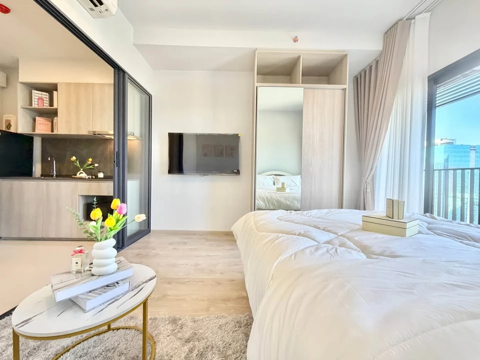 Condo for rent at The Tree Pattanakarn-Ekkamai. Nice, comfortable white-themed room at an affordable price. Just bring your belongings and move in!