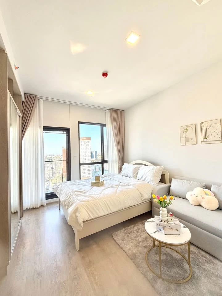 Condo for rent at The Tree Pattanakarn-Ekkamai. Nice, comfortable white-themed room at an affordable price. Just bring your belongings and move in!
