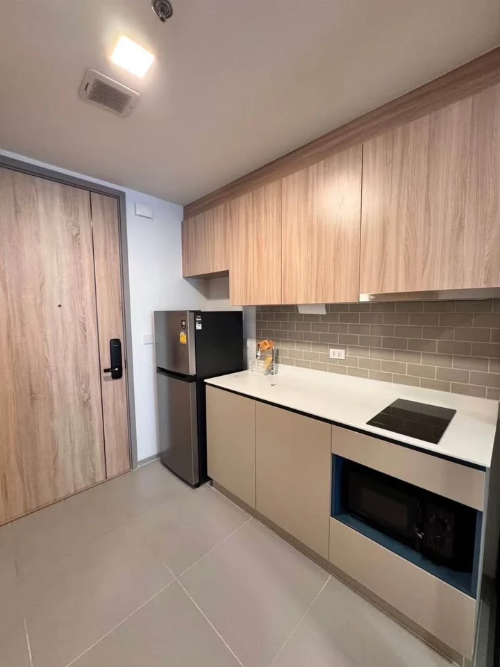 Condo for rent, XT Phaya Thai. Spacious room with ample living space and complete amenities. Don't miss out!